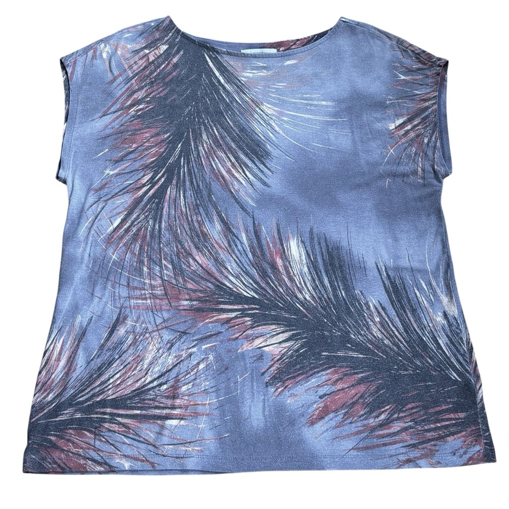 Women's Liz Claiborne large top with fashionable pattern on purple background